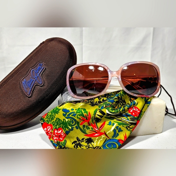 Maui Jim Accessories - Maui Jim Rainbow Falls Polorized sunglasses with case.